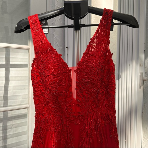 BASIX BLACK LABEL
D9267L
SLEEVELESS BEADED EMBROIDERED GOWN - Picture 5 of 14